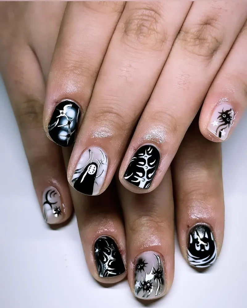 Short round nails with black and white ghosts, skulls and spiders